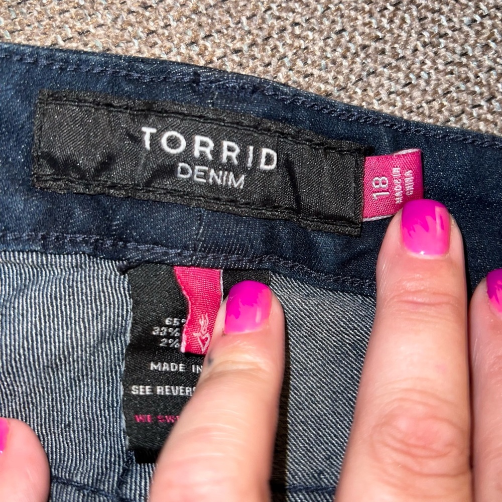 Straight cut, mid rise, and dark denim